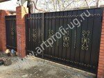 Металлические ворота с кованными элементами
